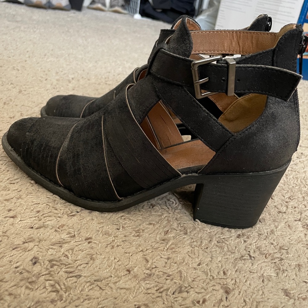 BLACK BOOTIES